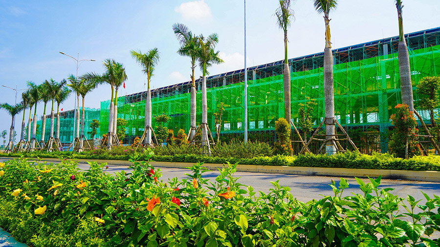 Các dãy shophouse xây sẵn tại đại lộ Goldsilk Boulevard đang trong quá trình hoàn thiện (Hình thực tế vào cuối tháng 2.2021)