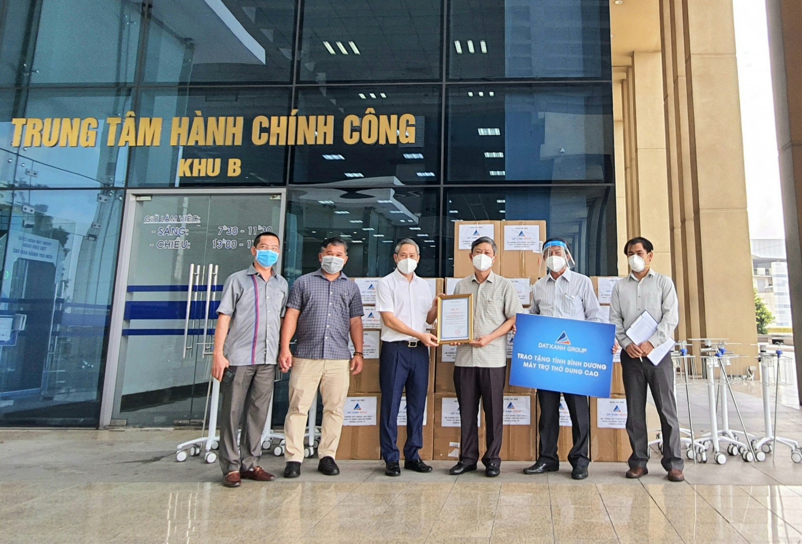 Tiếp nhận 50 máy trợ thở do Tập đoàn Đất Xanh trao tặng-1