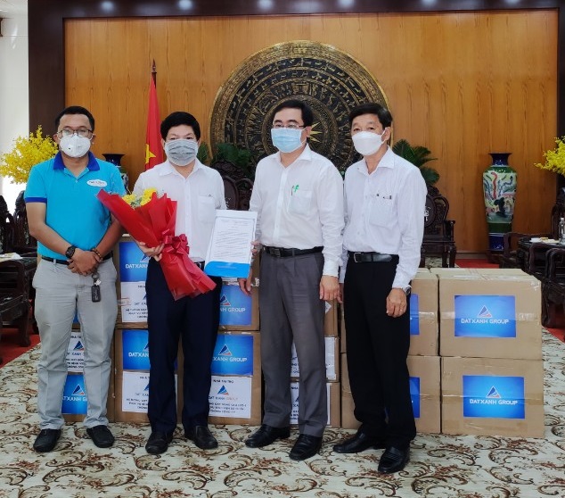TẬP ĐOÀN ĐẤT XANH TRAO TẶNG 20 MÁY TRỢ THỞ OXY LƯU LƯỢNG CAO-04