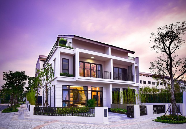 Điểm nổi bật của xu hướng Hiện đại bản địa nhấn mạnh vào những giải pháp kiến trúc nhiệt đới, chú ý tới các giải pháp che nắng, thông gió và lấy ánh sáng tự nhiên làm cho hình thức công trình mang màu sắc bản địa độc đáo.