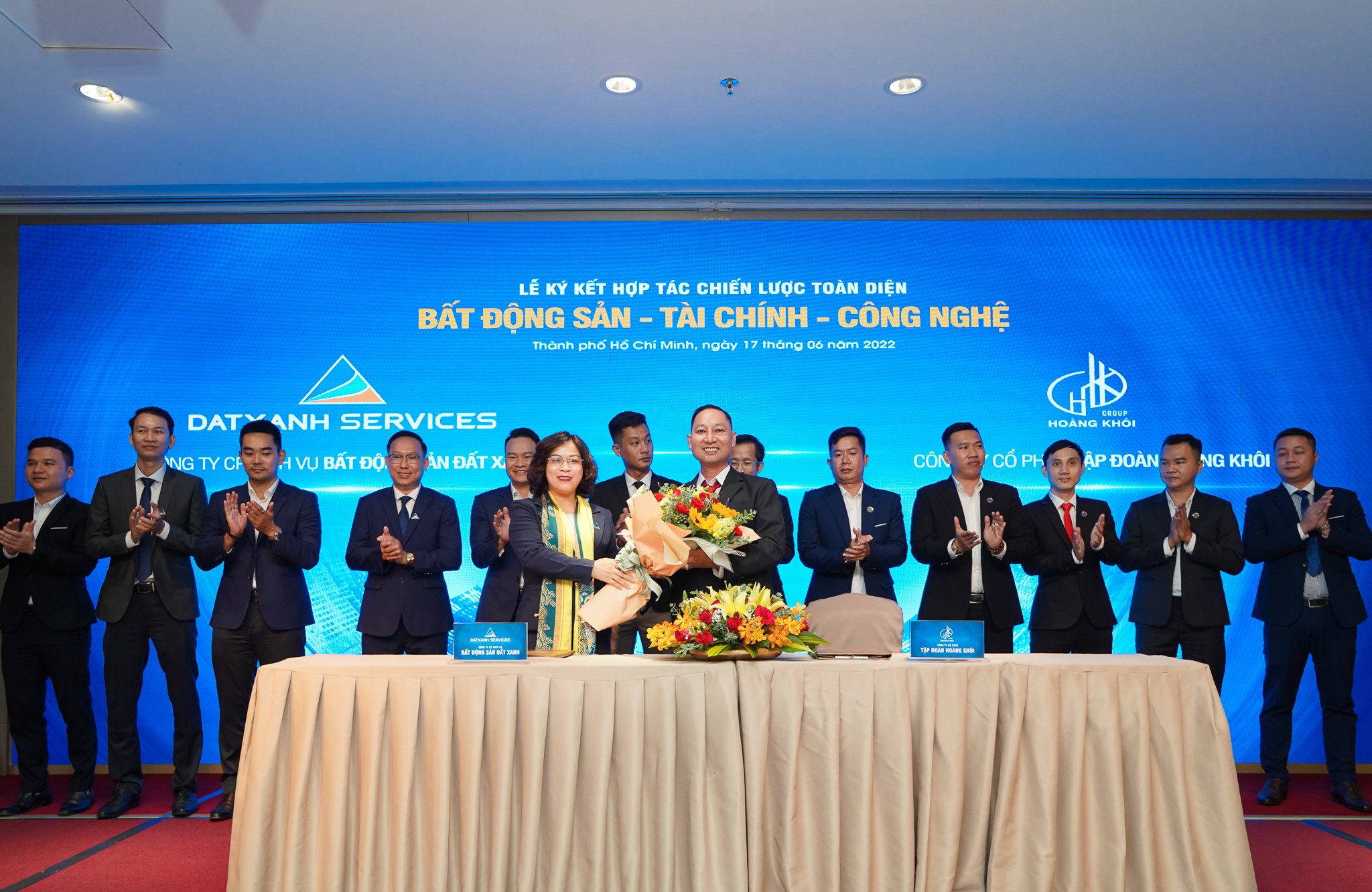 Bà Phạm Thị Nguyên Thanh – Tổng giám đốc Dat Xanh Services và ông Hoàng Mộng Chinh - Tổng giám đốc Hoàng Khôi Group cùng các Lãnh đạo đại diện hai bên chứng kiến Lễ ký kết hợp tác chiến lược toàn diện