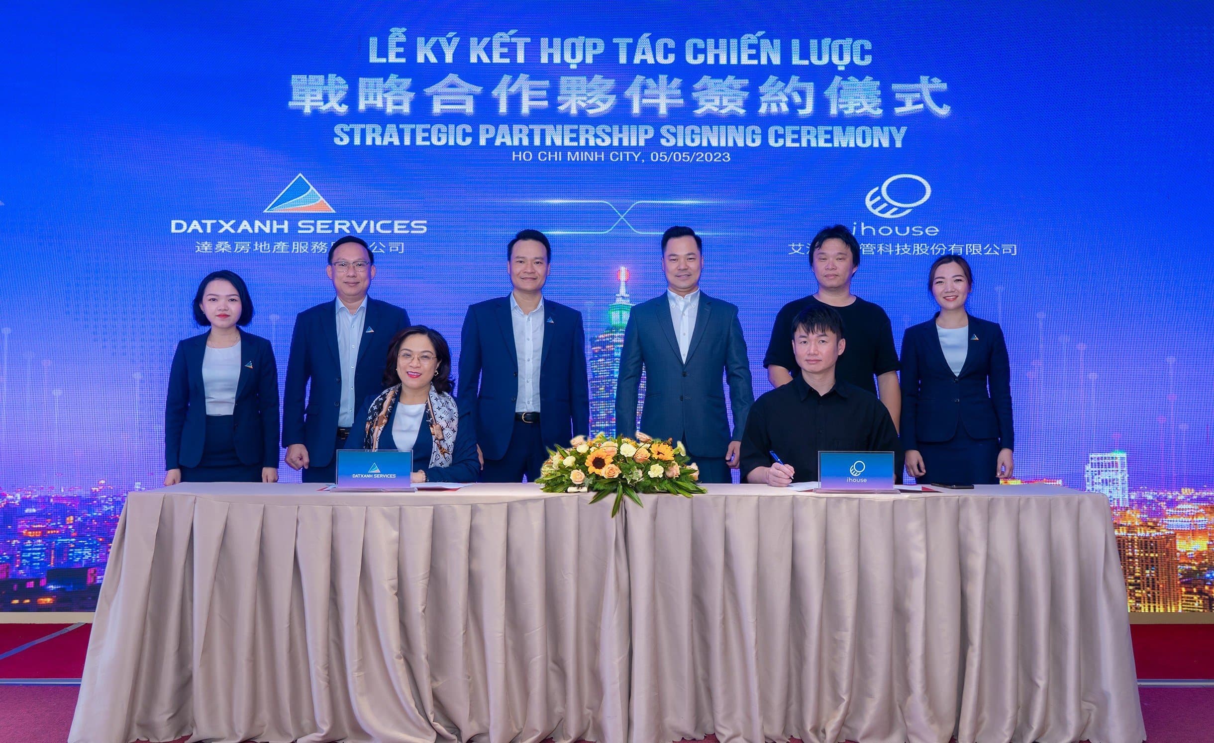 Bà Phạm Thị Nguyên Thanh – Tổng giám đốc Dat Xanh Services và Ông Cheng, Min-Hong - Chủ tịch hội đồng quản trị Công ty Ihouse cùng các Lãnh đạo đại diện hai bên chứng kiến Lễ ký kết hợp tác chiến lược.