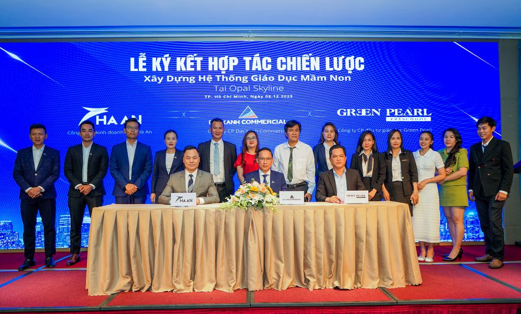 Đại diện Chủ đầu tư Hà An – Công ty Dat Xanh Commercial – Trường mầm non Green Pearl cùng các Lãnh đạo đại diện ba bên chứng kiến Lễ ký kết hợp tác chiến lược.