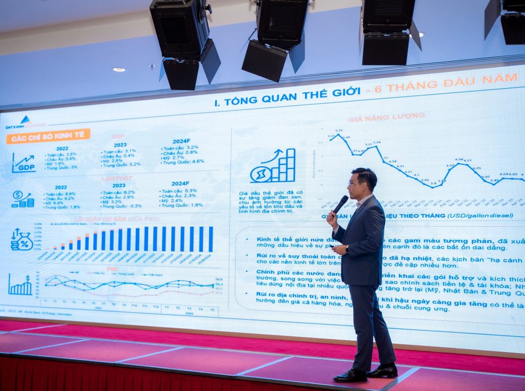 Tiến sĩ Phạm Anh Khôi - Kinh tế trưởng Dat Xanh Services, Viện trưởng Viện nghiên cứu Kinh tế - Tài chính – Bất động sản Dat Xanh Services (DXS-FERI) chia sẻ tại sự kiện.